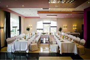 普沃茨克博得克瓦酒店的宴会厅配有白色的桌子和白色的椅子