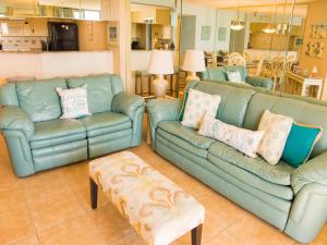 德通纳海滩海岸Sand Dollar Condominiums的客厅配有2张蓝色的沙发和1张桌子