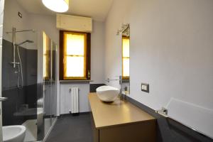 韦尔切利One bedroom appartement with furnished balcony and wifi at Vercelli的一间带水槽的浴室和位于柜台上的卫生间