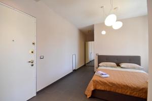 韦尔切利One bedroom appartement with furnished balcony and wifi at Vercelli的一间卧室设有一张床和白色的墙壁