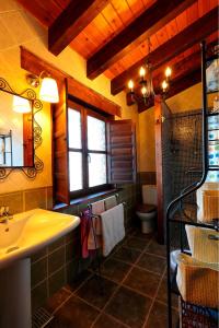 3 bedrooms house with jacuzzi and wifi at Chozas de Abajo的一间浴室