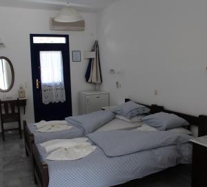 鲁特罗Hotel Porto Loutro on the Beach的带窗户的客房内设有两张单人床。