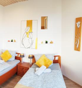 杜伊斯堡ELENA flat Tulpe Duisburg Zentrum的配有两张黄色和蓝色枕头的床铺