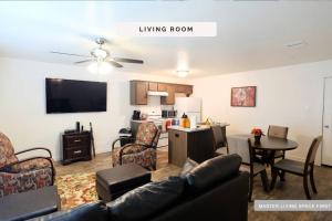 BUSH IAH, 2 STORY, 3 BDRM, 2 BATHS, N Houston - 10A的休息区