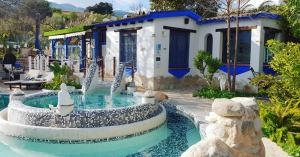 阿洛拉Casa completa para parejas jacuzzi piscina y wifi cerca al Caminito del Rey Málaga España的庭院内带水滑梯的游泳池