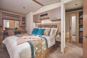 Sherwood Lodge - South Lakeland Leisure Village客房内的一张或多张床位
