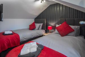 布莱克浦New Luxury Seaview Apt3 Free Parking Special Deal的客房内的两张床和红色枕头