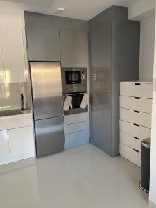 皮拉尔－德拉奥拉达达Torre de la Horadada Apartment near beach的厨房配有不锈钢用具和白色橱柜