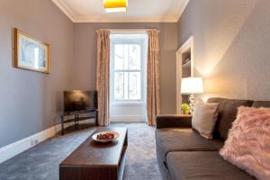 爱丁堡Stunning 2-Bed Apartment in Central Edinburgh的带沙发和电视的客厅