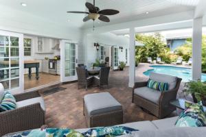 西棕榈滩Palm Beach Oasis 3bd 3ba Private Pool plus Parking的一个带桌椅的庭院和一个游泳池