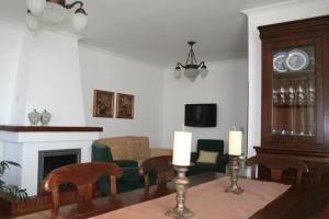 Casal de Loivos卡萨达东堤酒店的客厅配有桌椅和壁炉