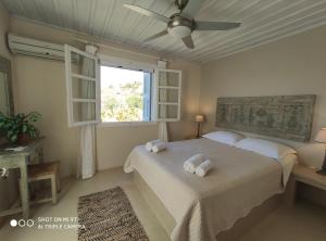 KoundourosPorto Koundouros Beach and Villas的一间卧室设有两张床和窗户。