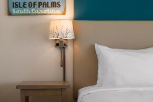 棕榈岛海滨酒店 - 棕榈岛的在酒店房间床边的灯