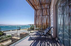 基奥尼亚Seaside Tinos的阳台设有长椅,享有海景。