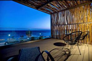 基奥尼亚Seaside Tinos的阳台配有椅子,享有海景。