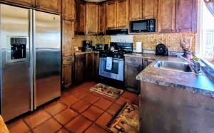 瓜达鲁佩镇Terra Monarca的厨房配有不锈钢冰箱和水槽