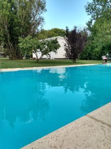拉马约AntoJos的蓝色的游泳池,后面有房子