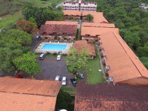 乌巴图巴Casa De Praia Maranduba的享有带游泳池的房屋的空中景致