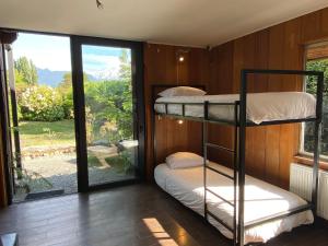 普孔French Andes Apart Hostel的客房设有两张双层床和一扇窗户。