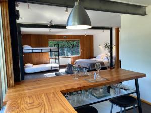 普孔French Andes Apart Hostel的客房设有一张桌子和两张双层床。