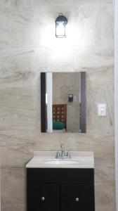 科巴Hotel Itza Coba的一间带水槽和镜子的浴室