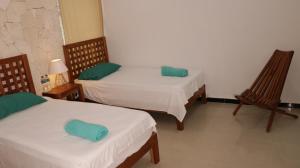 科巴Hotel Itza Coba的一间客房配有两张床和两把椅子