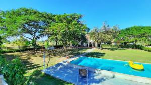 罗勇Kampu Nature Pool Villa Rayong的后院设有游泳池和树木繁茂的院子
