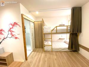 呵叻โรงแรมชิบะรูม นครราชสีมา สาขามหาวิทยาลัยเทคโนโลยีสุรนารี的一间小房间,配有双层床和镜子
