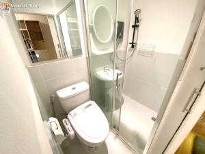 呵叻โรงแรมชิบะรูม นครราชสีมา สาขามหาวิทยาลัยเทคโนโลยีสุรนารี的一间带卫生间和淋浴的小浴室