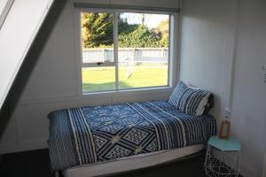 蒂阿瑙Classic A-frame on Milford的一间小卧室,配有床和窗户