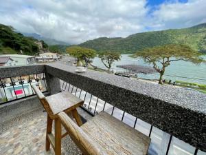 Chinan湖畔46民宿的一张长凳,坐在俯瞰河流的阳台