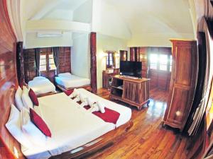 象岛Chaipura Resort的一间卧室配有一张大床和电视