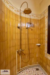 沙非大叻酒店的一间浴室