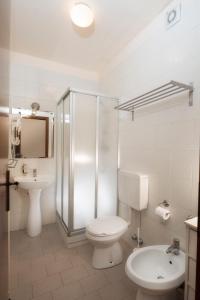 夏特林雷得斯保司酒店的白色的浴室设有卫生间和水槽。