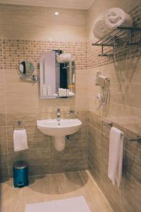 开罗Jewel Green Mountain Hotel的一间带水槽和镜子的浴室