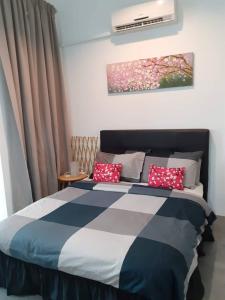 八打灵再也Empire Damansara Homes by Cities Homes Malaysia的一间卧室配有一张带红色枕头的大床