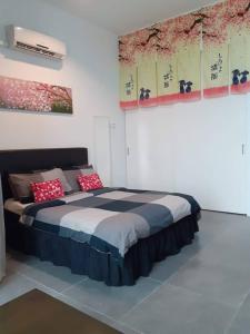 八打灵再也Empire Damansara Homes by Cities Homes Malaysia的一间卧室配有一张带红色枕头的床