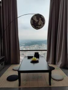 八打灵再也Empire Damansara Homes by Cities Homes Malaysia的一间带桌子的客厅,享有城市美景
