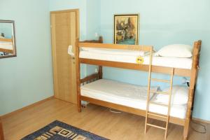 Majdas客房内的一张或多张双层床