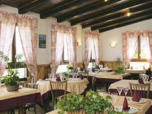 圣埃尼米耶都门特思维酒店的用餐室设有桌椅和窗户。