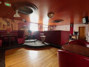 普勒比扬Les Chambres du Sillon的客房设有带桌椅的餐厅。