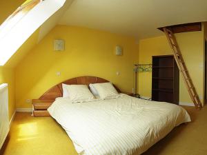 普勒比扬Les Chambres du Sillon的一间卧室设有一张黄色墙壁的大床