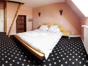 普勒比扬Les Chambres du Sillon的一间卧室配有一张带白色床单的大床