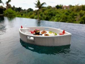 乌布Yanyan Resort Ubud的一条小白船,船上有食物