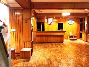 穆索里Surbee Resort Mussoorie的大房间设有木墙和木地板