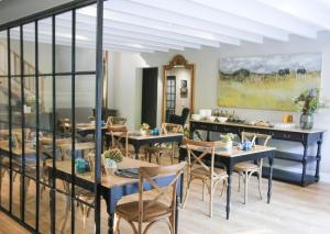 斯泰伦博斯Simonzicht Guest House的一间在房间内配有桌椅的餐厅
