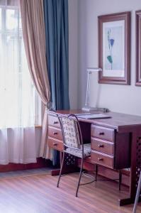 比勒陀利亚314克拉克旅馆的靠窗的桌子和椅子