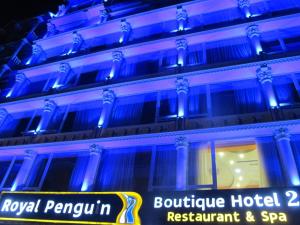 加德满都皇家企鹅SPA精品酒店 的上面有蓝色的灯的建筑