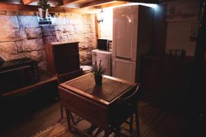 索非亚Vintage Lozenets Apartment的一间带桌子和冰箱的小厨房