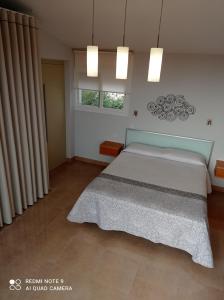 圣卡洛斯拉腊皮塔Casa Familiar Vacaciones的一间卧室设有一张床和两个窗户。